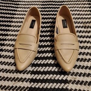Jones New York Cream Pointed Toe Loafers 6.5